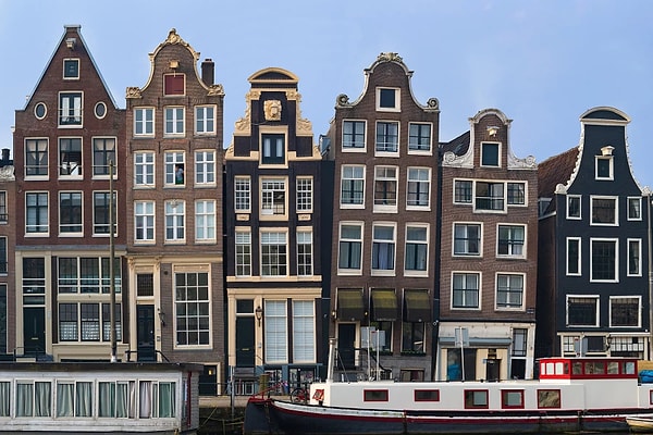 Hollanda'daki evler neden yamuk?