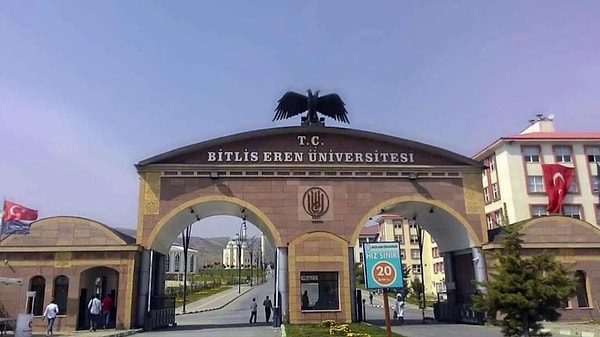Anadolu'daki yeni bir devlet üniversitesinin yakaladığı bu büyük ivme, vakıf üniversitelerindeki hüsranla keskin bir tezat oluşturdu.