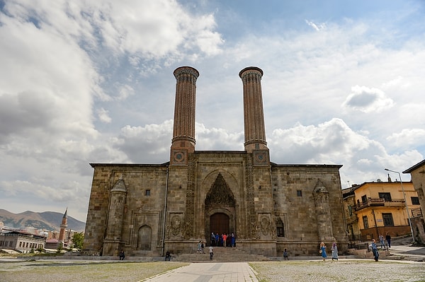 Erzurum'un sembolü Çifte Minareli Medrese'nin iki minaresi var. Fakat minareler, aynı değil.