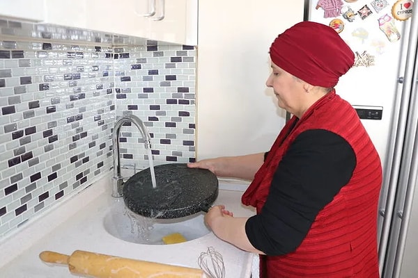 Kadınlar günlerinin 4 saatini ev işlerini ayırıyor. Erkeklerde bu süre sadece 58 dakika.