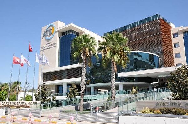 Şunu baştan net söylemek gerekiyor: Oda ve borsa organ seçimlerinin yasal penceresi zaten esnek.
