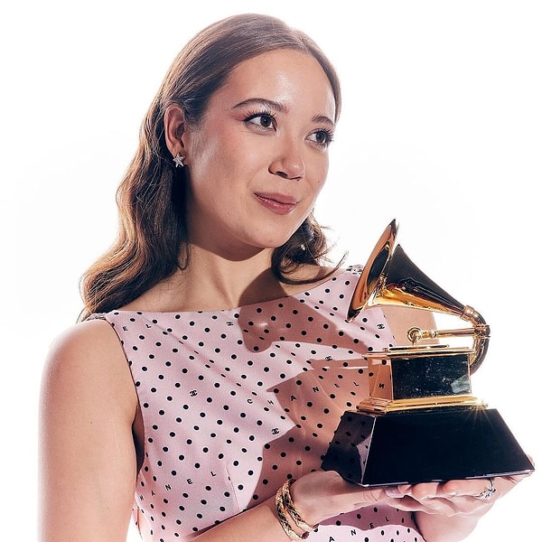 Veeee Grammy ödül gecesinden eli boş dönmedi!
