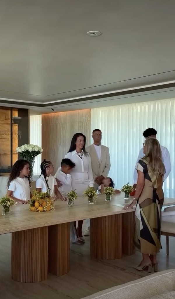 Portekiz basınında yer alan haberlere göre Georgina Rodríguez, Cristiano Ronaldo'nun evlilik öncesi dünyaya gelen üç çocuğunu resmen evlat edinmek için harekete geçti.