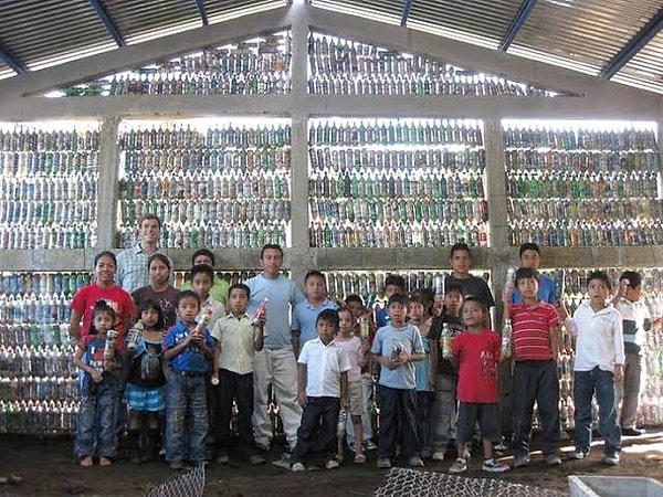 Hazırlanan eko-tuğlalar, inşaat alanında özel ağ yapıları içine yerleştirilerek duvar örümünde kullanıldı.
