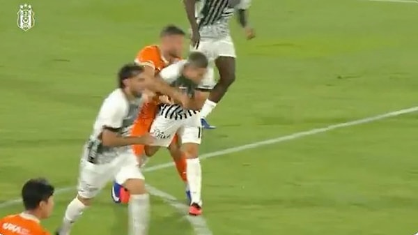 Beşiktaş’ın Alanyaspor’a 1-0 yenildiği karşılaşmada mağlubiyetten çok Leandro Trossard’a yapılan hareket gündem oldu.