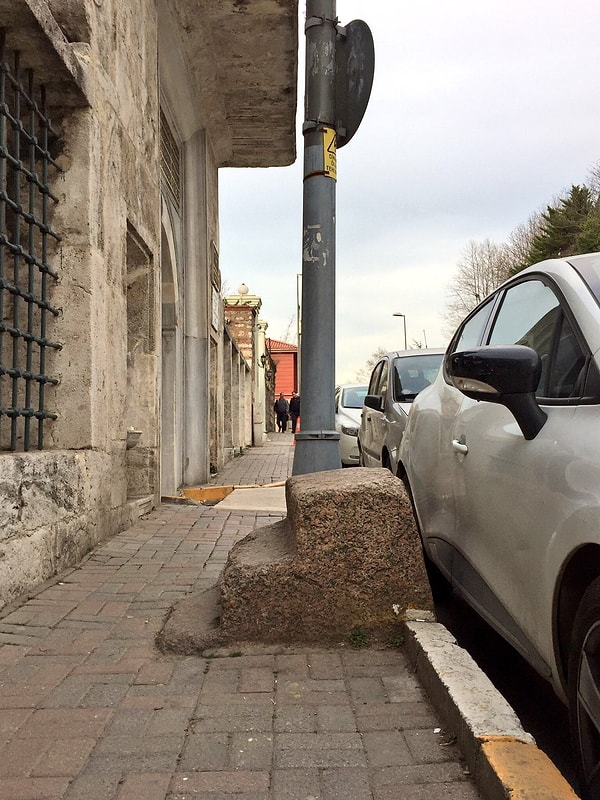 İstanbul'un kaldırımlarındaki bu taşlar ne işe yarıyor?
