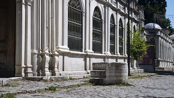 Binek taşları, zamanla işlevini yitirdi ancak hala yol kenarlarında görmek mümkün.