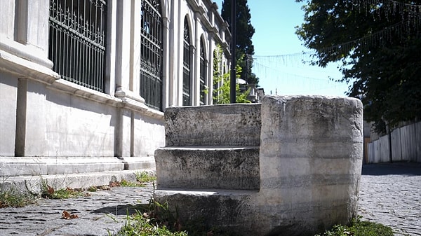 Sadece İstanbul'da değil, Eskişehir ve İzmir'de de binek taşlarına rastlamak mümkün.