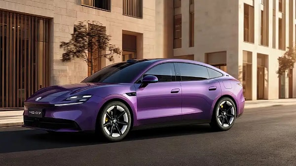 MG 07, dış tasarımında çerçevesiz kapıları, 5 kademeli elektrikli rüzgarlığı (spoyler) ve yarı gizli kapı kollarıyla oldukça sportif bir hat sergiliyor.