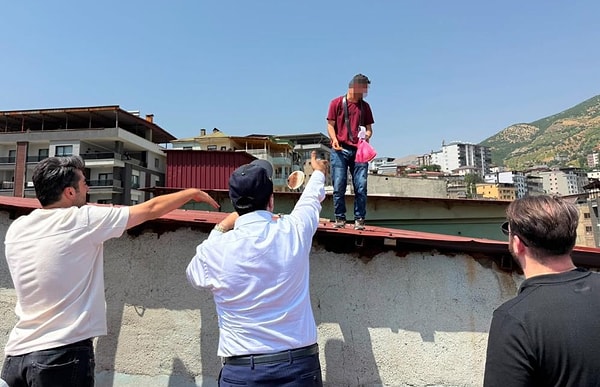 Şemdinli ilçe merkezindeki 7 katlı bir binanın çatısında bir kişinin bulunduğunu gören vatandaşlar, durumu polis, itfaiye ve sağlık ekiplerine bildirdi.