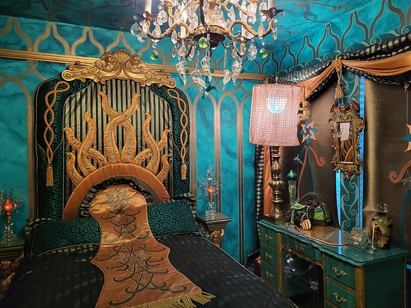 Dışarıdan sıradan bir mahalle evi gibi görünüyor