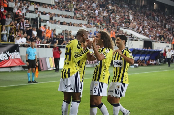 Fenerbahçe, UEFA Şampiyonlar Ligi play-off turu rövanşında yarın Fransa'nın Lyon takımıyla deplasmanda karşılaşacak.