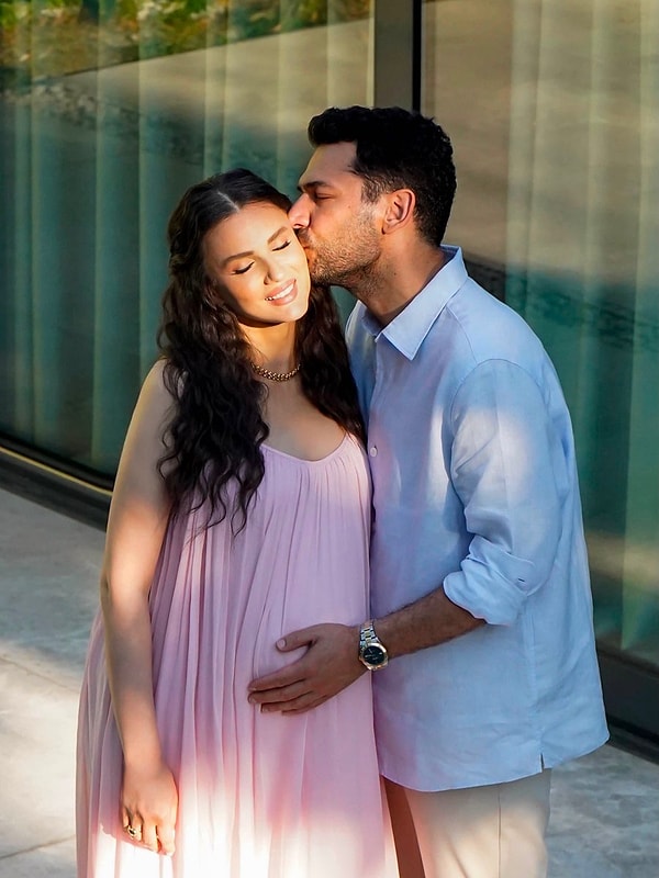 Miray’ın doğumundan yaklaşık dört yıl sonra ise aileden bir kez daha bebek haberi geldi. Fakat Murat Yıldırım ve İman Elbani, bu kez hamileliği neredeyse doğuma kadar herkesten saklamayı başardı.