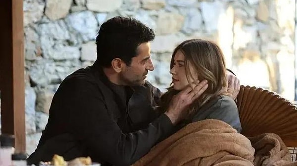 A.B.İ. dizisinde Afra Saraçoğlu ve Kenan İmirzalıoğlu arasındaki yaş farkı sezon boyunca konuşulmuş ve eleştirilere neden olmuştu.
