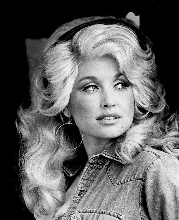 Bazı yıldızlar yalnızca şarkılarıyla değil, kendilerine ait koca bir dünyayla hafızalara kazınır. Dolly Parton tam olarak öyle bir isimdi.