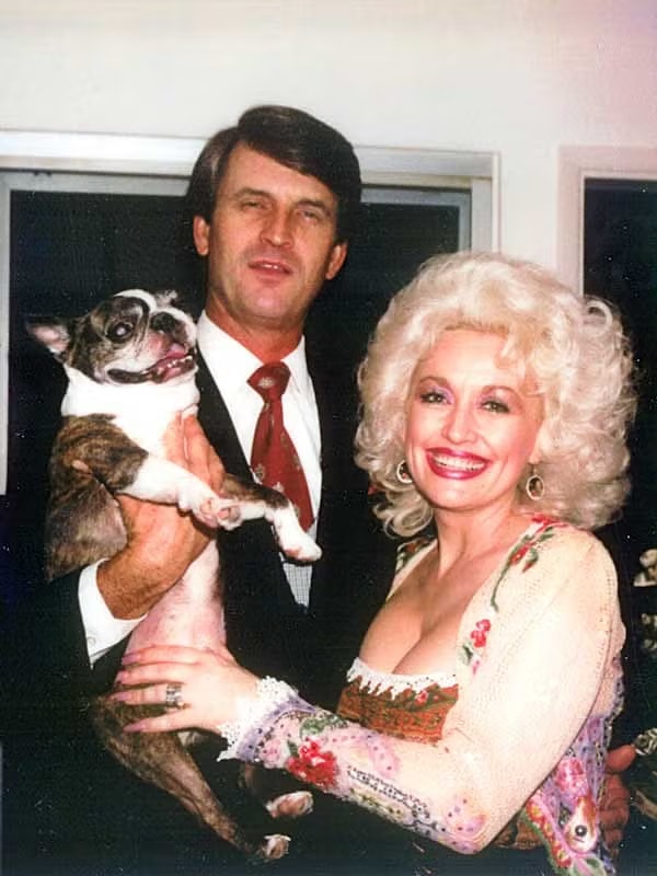 Dolly Parton'ın son bir buçuk yılı dışarıdan gördüğümüz o bitmek bilmeyen enerjisinin ardında oldukça zor geçti.