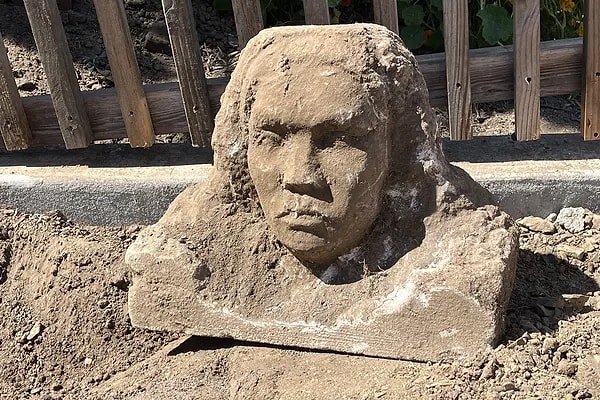 Arka bahçelerinde 70 kiloluk heykel buldular.