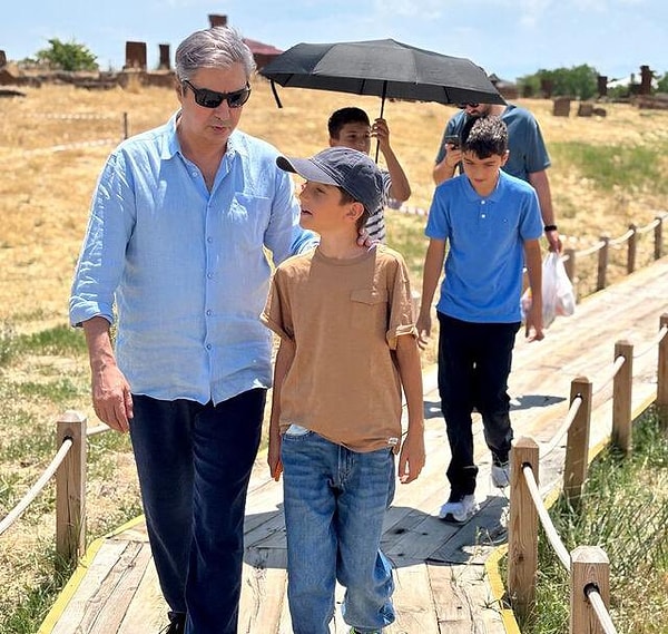 Nagehan Kaşıkçı ile evliliğinden Ali Nadir ve Yusuf Emir adında iki oğlu dünyaya geldi.