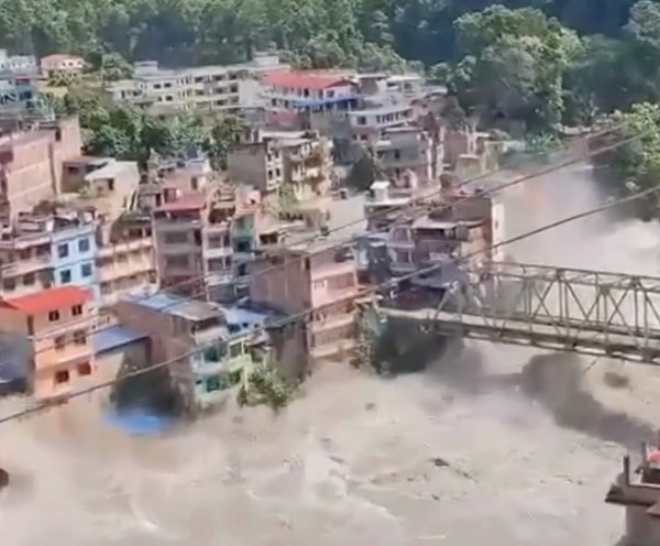 The Kathmandu Post gazetesinin haberine göre, dağlık bir bölge olan Rasuwa'da sabah saatlerinde sel meydana geldi.