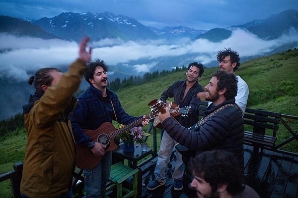 Karadeniz müziğinin unutulmaz isimlerinden Kazım Koyuncu'nun hayatını ve müzik yolculuğunu beyazperdeye taşıyacak Kazım: Yarım Kalan filminin çekimleri devam ediyor.