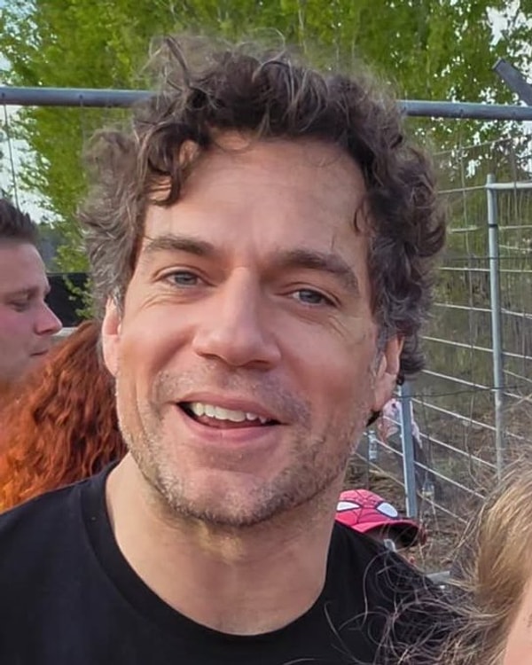 Yeni rolleri için görünümünü değiştiren Henry Cavill'ın doğal hali sosyal medyayı ikiye bölmüştü.