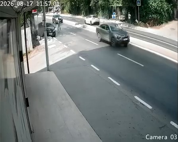 Yayaya çarpmamak için direksiyonu kırdı, kaldırımdaki dede ve torun dehşeti yaşadı.