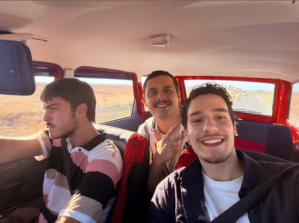 Ayrılıkların bitmediği Gönül Dağı'nın yeni başrollerinden ilk set fotoğrafı geldi.
