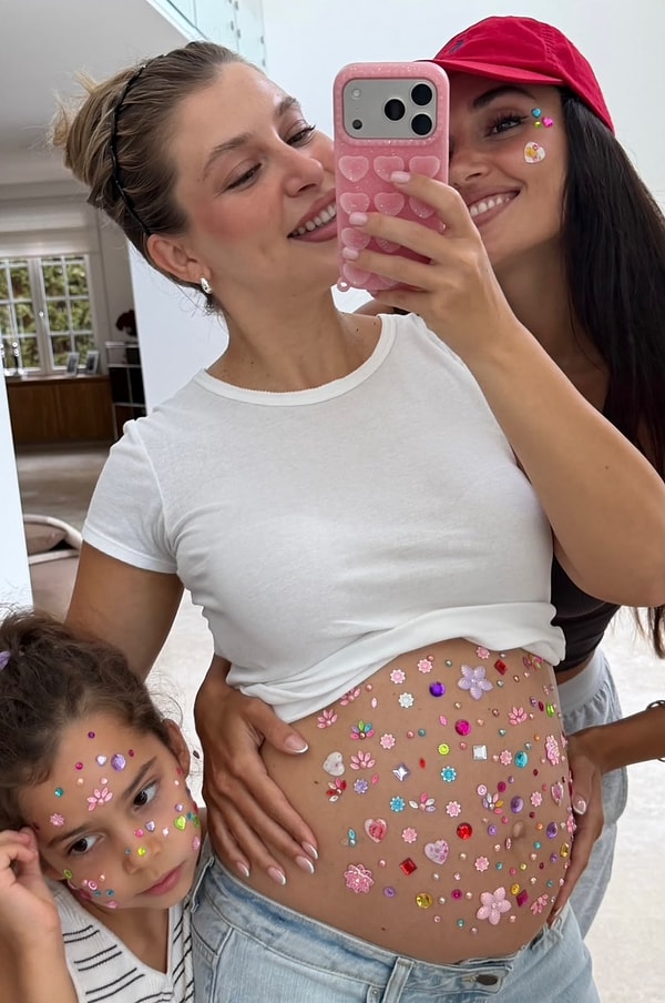 Bedazzling çılgınlığı Türkiye'ye de uğradı! Hande ve Gamze Erçel kardeşler akıma beraber katıldı, üstelik Mavi'yi de eksik bırakmadılar.