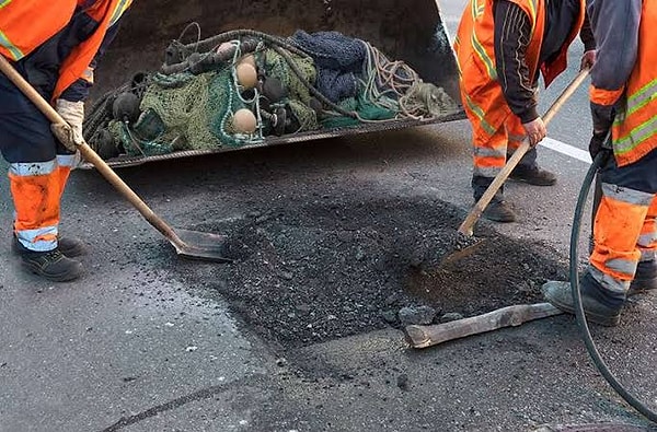 Yaklaşık bir yıl süren saha incelemelerinde, geri dönüştürülmüş plastikten yapılan yolların çevreye mikroplastik salıp salmadığı ve dayanıklılığı test edildi.