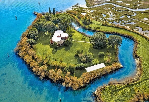 Situated just a few minutes by boat from the islands of Burano and Torcello, away from the hustle and bustle of Venice, the island of Crevan has stirred up the real estate market.