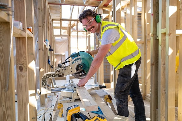 Hugo Helms, a 21-year-old residing in the city of Portsmouth, England, has become a source of inspiration for young people turning towards the craft sector, rejecting the traditional academic career path.