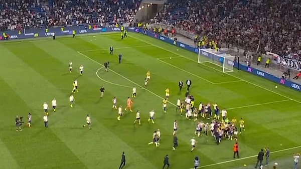 Lyon Fenerbahçe maçının ardından saha içi karıştı.