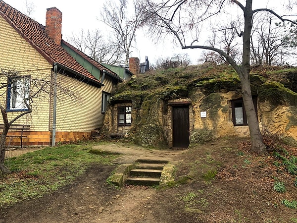 Kaya evlerinde ayrı odalar ve baca bulunuyordu