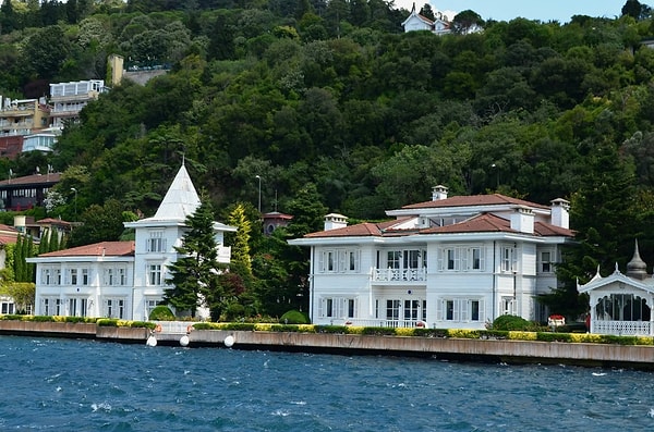 İstanbul Boğazı’nın kıyısında yükselen yalılar yalnızca ev değil, başlı başına birer servet!