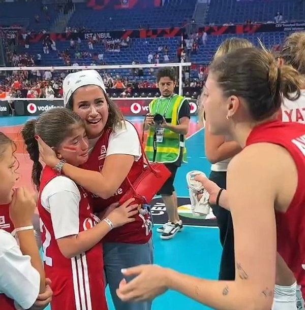 İlkin Aydın’ı karşısında gören Nil, mutluluktan gözyaşlarına boğuldu.