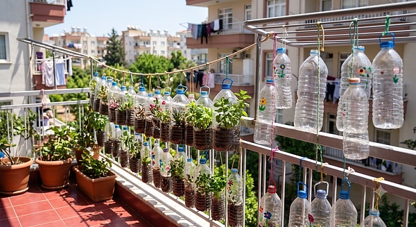 Balkonlarda ya da teraslarda ipe asılmış, içi su dolu pet şişelere denk geldiyseniz, bunun basit bir alışkanlık olduğunu düşünmüş olabilirsiniz.