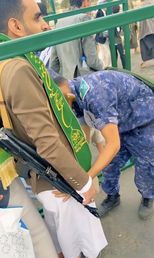 Yemen'den gelen üst arama videosu viral oldu.
