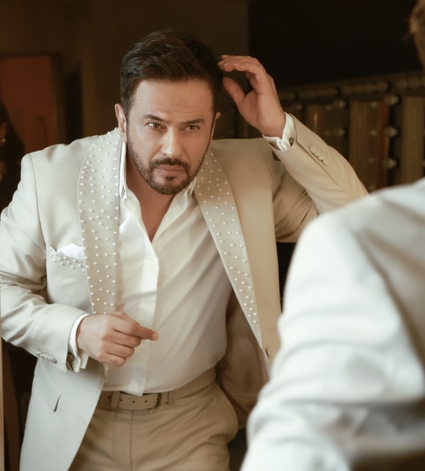 Emre Altuğ, uzun yıllardır hem müzik hem de oyunculuk kariyeriyle gündemde.