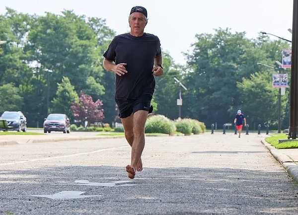 57 yaşındaki John Mazzei, bugüne kadar altı maratonu çorap ve ayakkabı giymeden tamamladı.