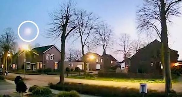 Avrupa Uzay Ajansı (ESA) ve AllSky7 göktaşı gözlem ağına göre, atmosfere hızla giren birkaç metre çapındaki meteorit yaklaşık altı saniye süren parlak bir ışık gösterisiyle patladı.