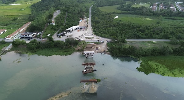 With the placement of the beams, the silhouette of the bridge begins to emerge over the river, promising to revolutionize the entire logistics map of the Lower São Francisco region once completed.