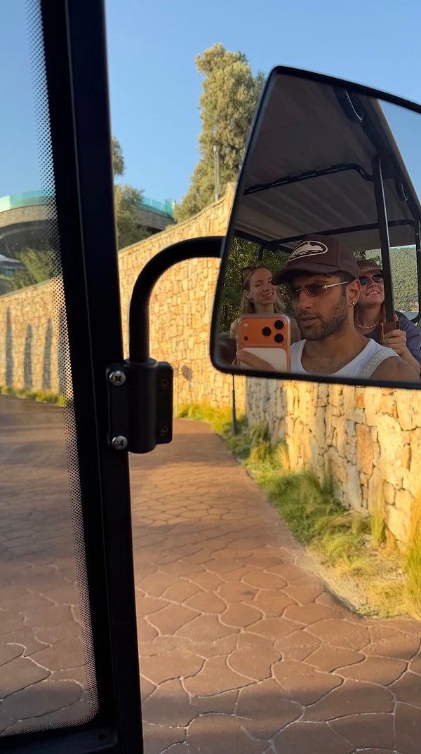 Derken Reynmen ve Emire Cansu Kurtaran'ın son tatilinden gelen bir aile karesi, bütün bu hikayeyi bilenlerin gözünden kaçmayacak bir detayı ortaya çıkardı.