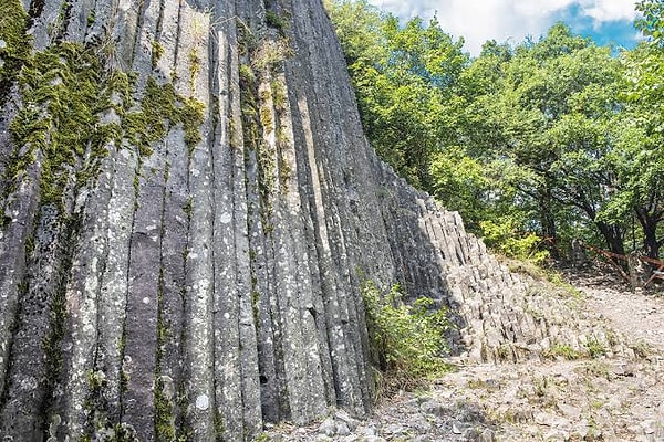 Şelalenin altında taştan bir deniz bulunuyor