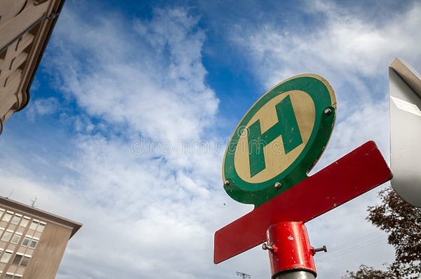 Alman sokaklarında yeşil bir çerçeveyle çevrili sarı daire içerisinde görülen yeşil "H" harfi, bambaşka bir kuralla karşımıza çıkıyor.