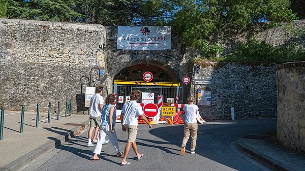 Belediye Yönetimi Güvenlik Gerekçesiyle Ana Yolu Trafiğe Kapatma Kararı Aldı