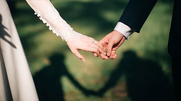 Choosing the date, which is the most critical and initial step of the wedding planning process, can become a stressful decision for many couples.