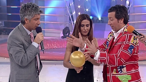 1990'lı yılların sonu ve 2000'li yılların başında ekranların en sevilen eğlence programlarından biri olan Şahane Pazar döneme damga vurmuştu.