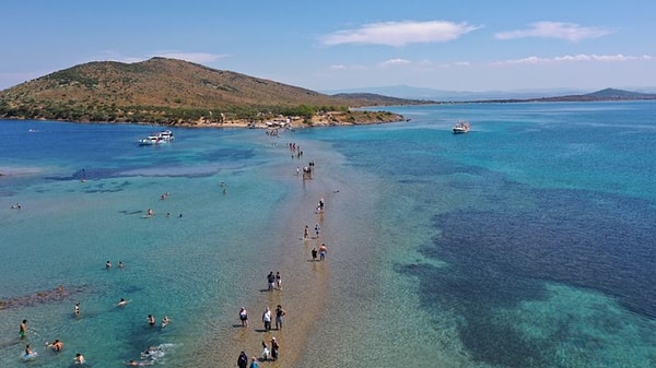 Yaklaşık 500 Metrelik Taşlı Yol Ziyaretçilere Büyüleyici Bir Ada Manzarası Sunuyor
