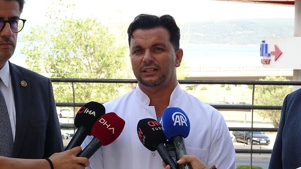 Cem Yılmaz'a stent ve balon takılarak operasyonu gerçekleştiren Kardiyoloji Anabilim Dalı Öğretim Üyesi Prof. Dr. Ercan Akşit, "Cem Bey'in sağlık durumu şu an gayet iyi" dedi.