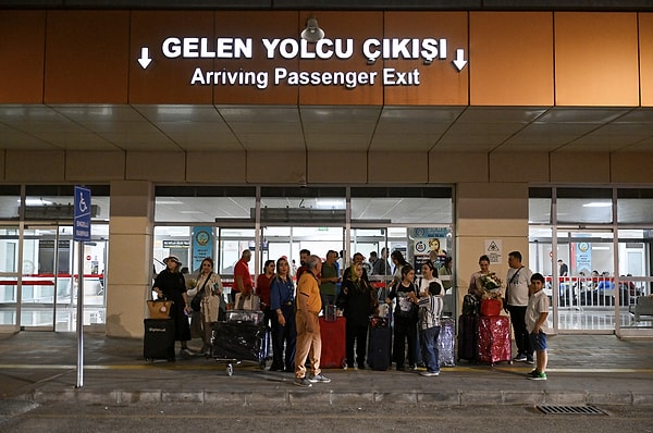 İlk uçakta yaklaşık 80 yolcu yer aldı.